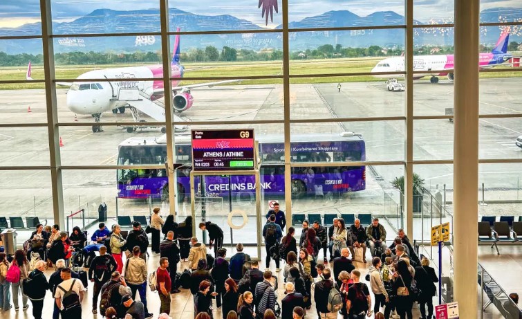 Çmimi i naftës në stratosferë  Kompanitë ajrore rrisin çmimet e biletave e shkurtojnë oraret e fluturimeve  Pritet që kriza të prekë edhe Tirana International Airport