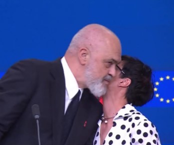  Nuk më do ti mua   Marta Kos ndërpret konferencën dhe puth Ramën