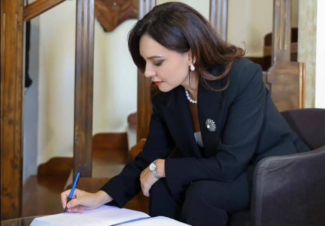 Protesta e studentëve shqiptarë në RMV  Elisa Spiropali askush nuk mund t i kërkojë një populli të heshtë në gjuhën e vet 
