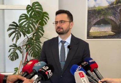 E pyetën për pushimet nga puna tek Avokati i Popullit  Endri Shabani humb qetësinë para gazetarëve  Mos u merrni me skupe 