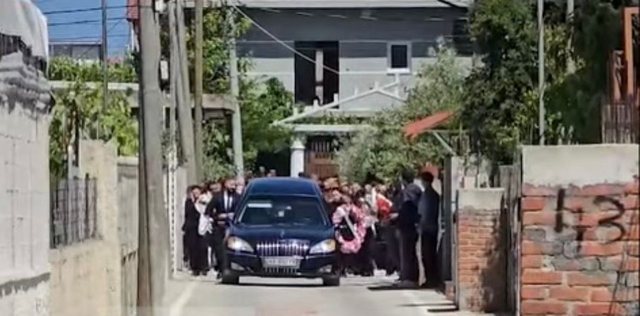 Përcillen për në banesën e fundit dy të miturit që u përplasën për vdekje në Durrës 