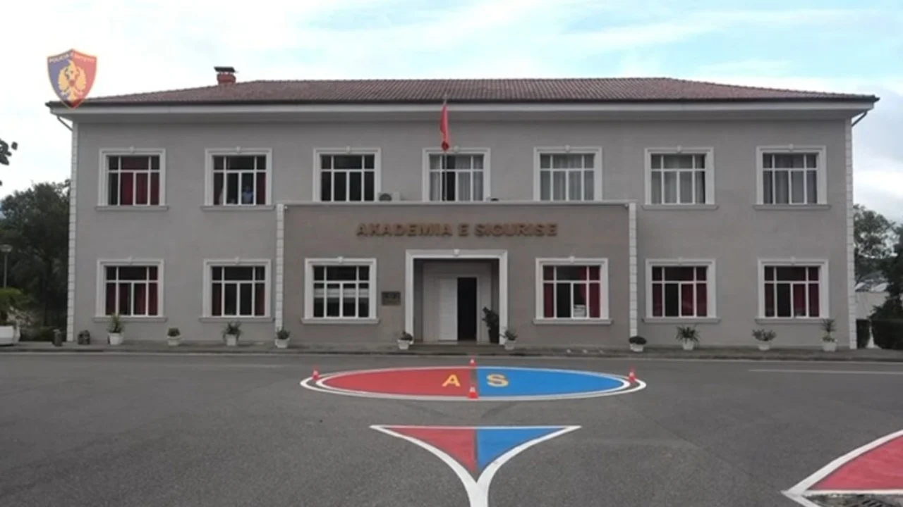E rëndë në Akademinë e Policisë  helmohen 56 studentë  Dy prej tyre shtohen në spital  dyshohet se ndodhi nga ushqimi