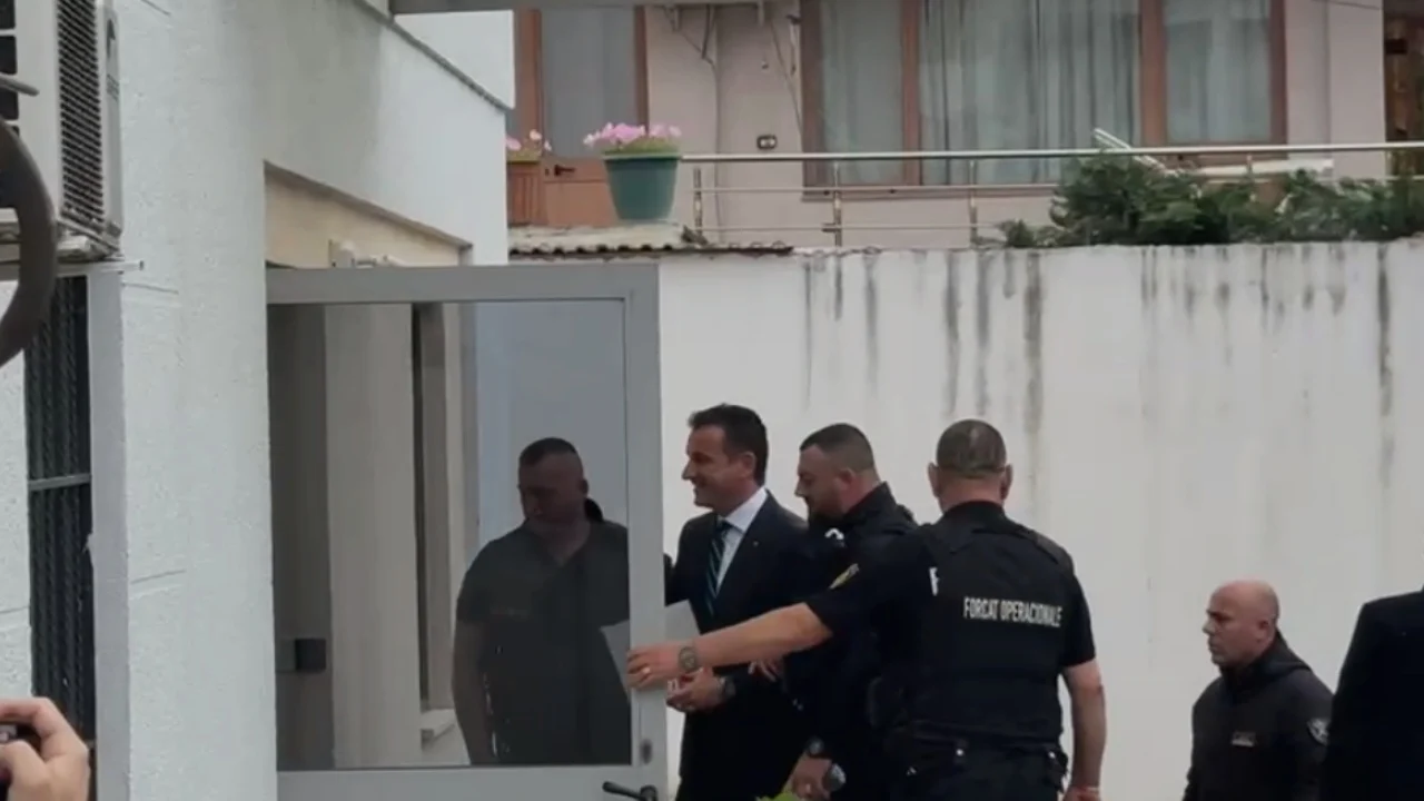 Padia ndaj prokurorit Ols Dado  Erion Veliaj mbërrin në Gjykatën Administrative