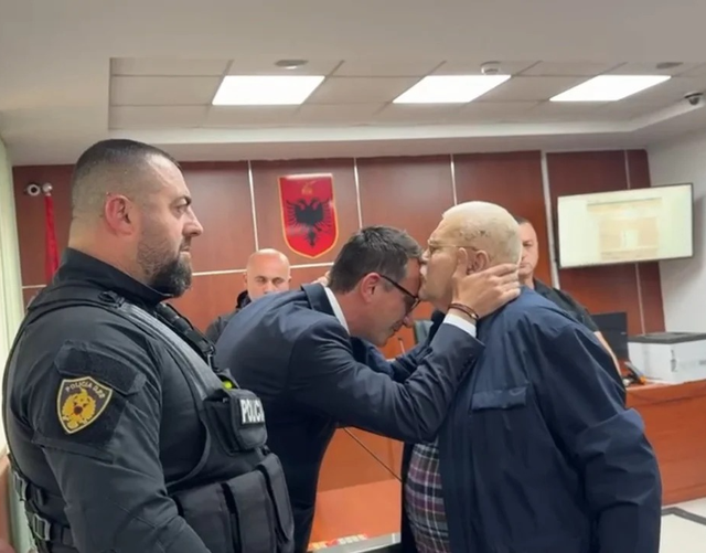  Ç të mbeti  vij e bëj unë   Robert Ndrenika puth në ballë Erion Veliajn në sallën e gjyqit