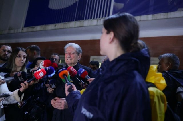 Berisha mbyll protestën  Beteja vazhdon  e dinim që policia bllokoi rrugën  Ja vdekje  ja liri  ne do fitojmë