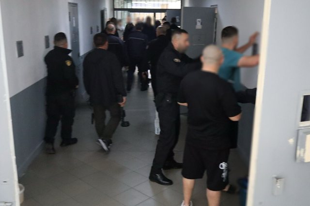 Aksion blic në burgjet e Fierit, Vlorës dhe Peqinit, ja çfarë u gjetën