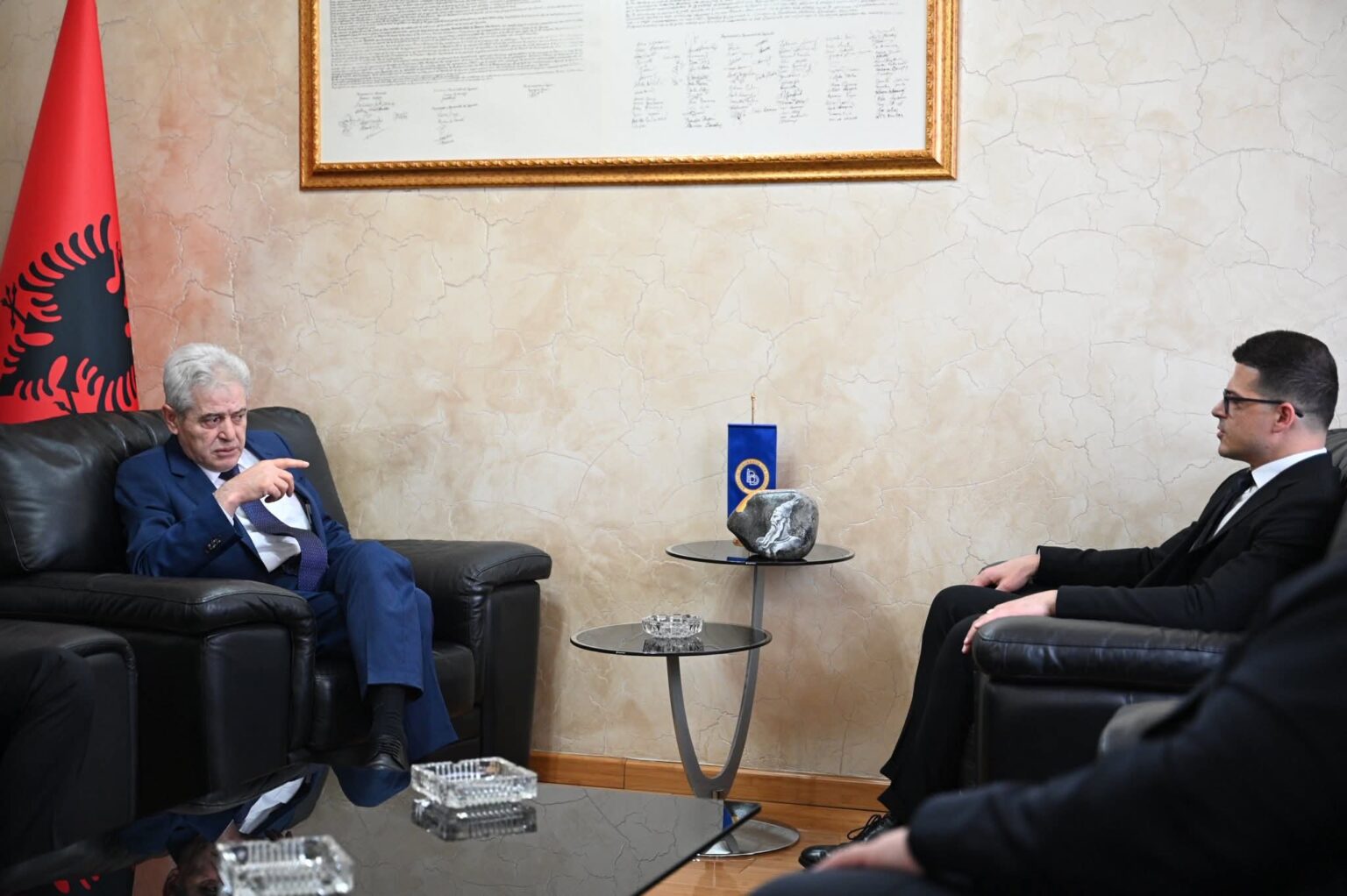 Ali Ahmeti pret në takim dhe ngre në pidestal Pirro Vengun  Personalitet që mishëron përkushtimin ndaj shtetit dhe interesit kombëtar