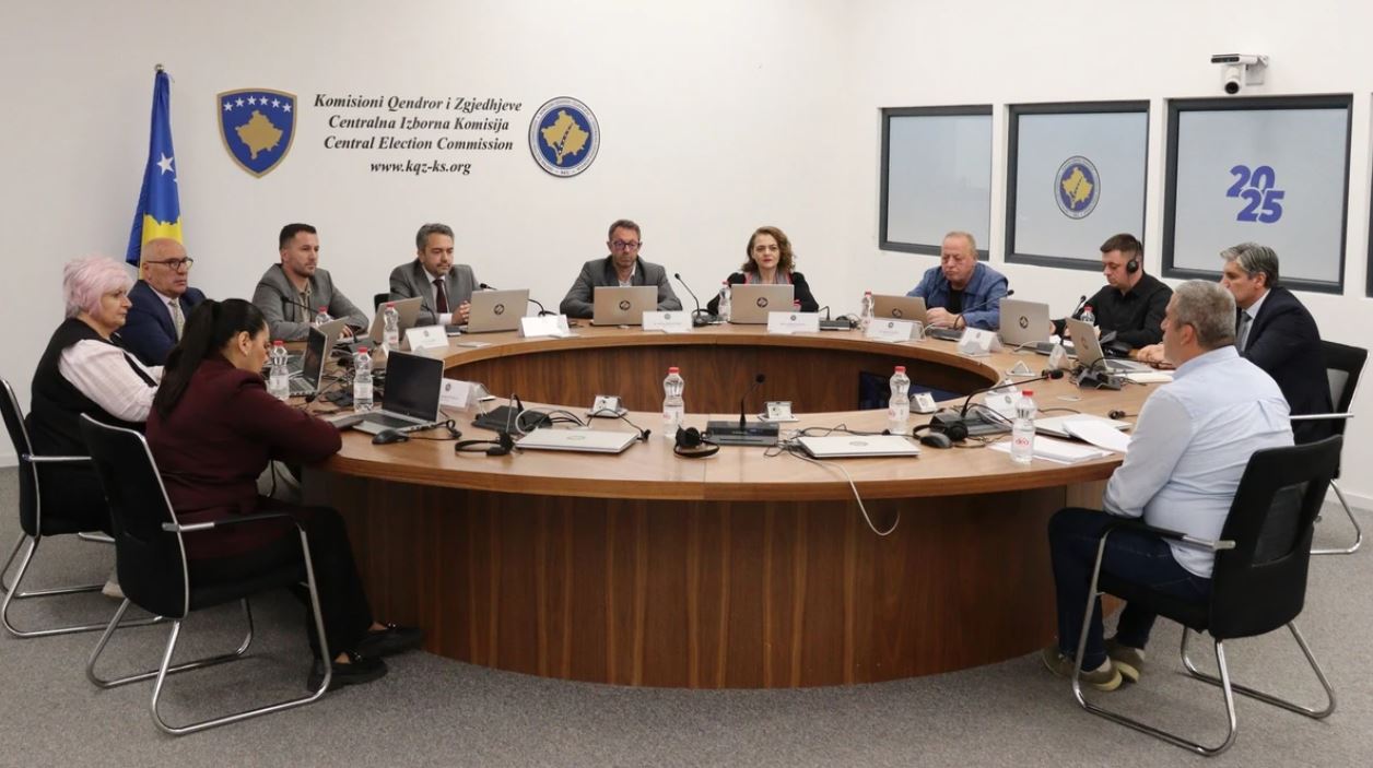 Zgjedhjet e parakohshme në Kosovë  KQZ publikon listat me 902 kandidatët e certifikuar për deputetë