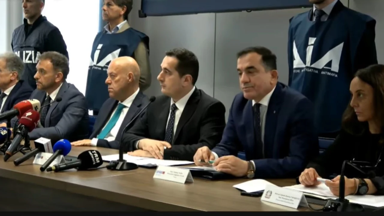 Operacioni i përbashkët i SPAK me anti mafian e Barit  10 të arrestuar për pastrim parash  Sekuestrohen 1 milionë euro cash  biznese  makina dhe llogari bankare