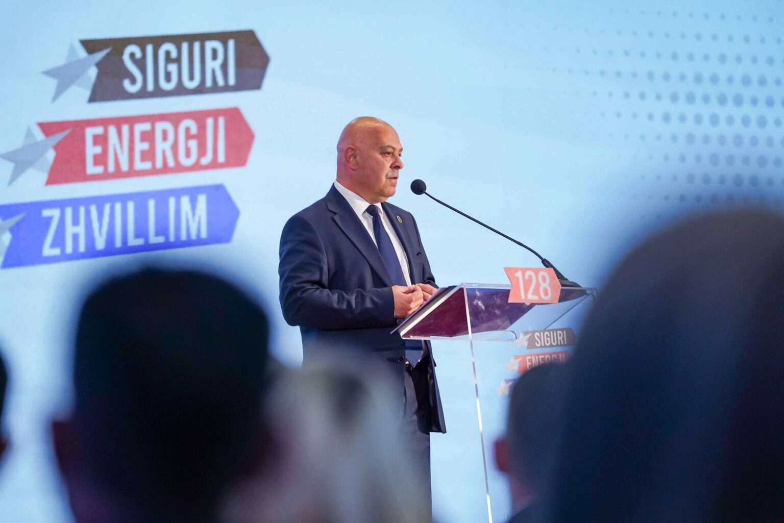 Largohet Ramush Haradinaj  Aleanca për Ardhmërinë e Kosovës zgjedh kryetar Ardian Gjinin  Partia ndryshon edhe emrin