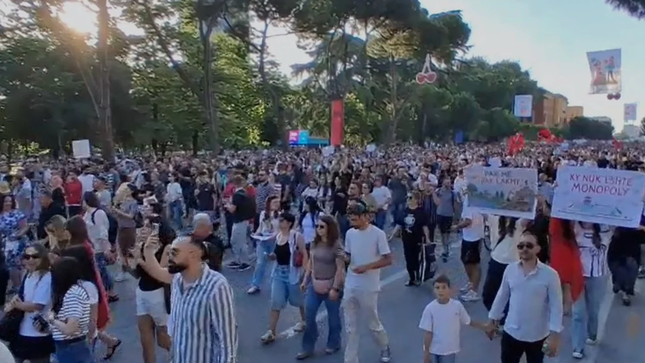 “Shqipëria nuk është në shitje”! Protestë masive në Tiranë, mijëra qytetarë mblidhen para Kryeministrisë