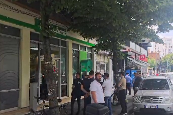 Grabitje me armë e bankës së OTP   së në mes të Tiranës  autori vodhi paratë dhe u larguar me skuter
