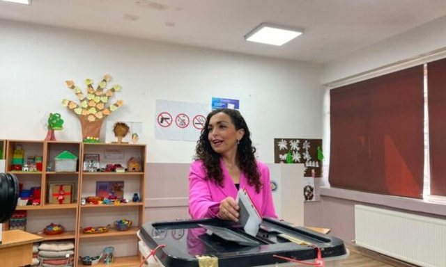 Zgjedhjet parlamentare në Kosovë, voton Vjosa Osmani: Vota e