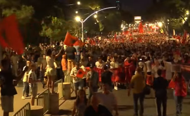  Nesër më shumë    Përfundon tubimi para Kryeministrisë  protestuesit nisin marshimin në rrugët e Tiranës