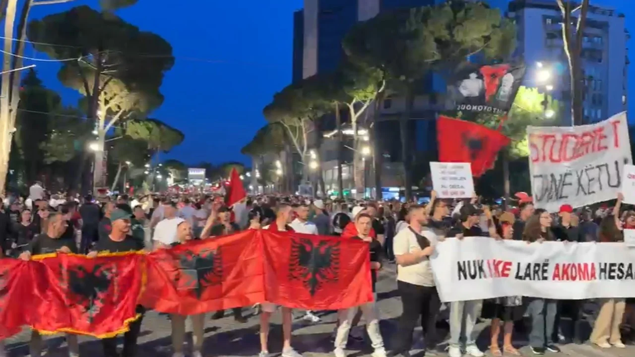 Dita e 12 të e protestës  qytetarët nisin marshimin në rrugët e kryeqytetit  një pjesë ende me fjalime para Kryeministrisë