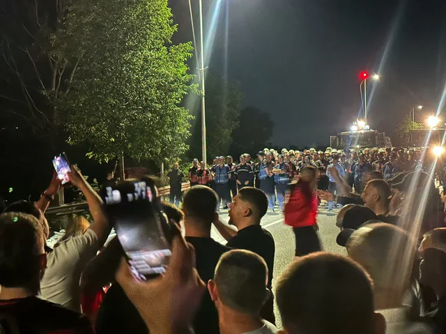 Protestuesit bllokojnë në mesnatë autostradën Tiranë  Durrës  u ndalën para aeroportit