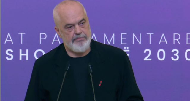 rama-sulmon-blogeret-sheshi-i-protestes-studio-per-te-ushqyer-algoritmin-treg-per-likes