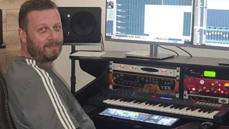 Thellohet skandali  Adrian Hilës i del videoja duke kryer marrëdhënie me një mashkull  Kush është i riu  këngëtar nga Korça