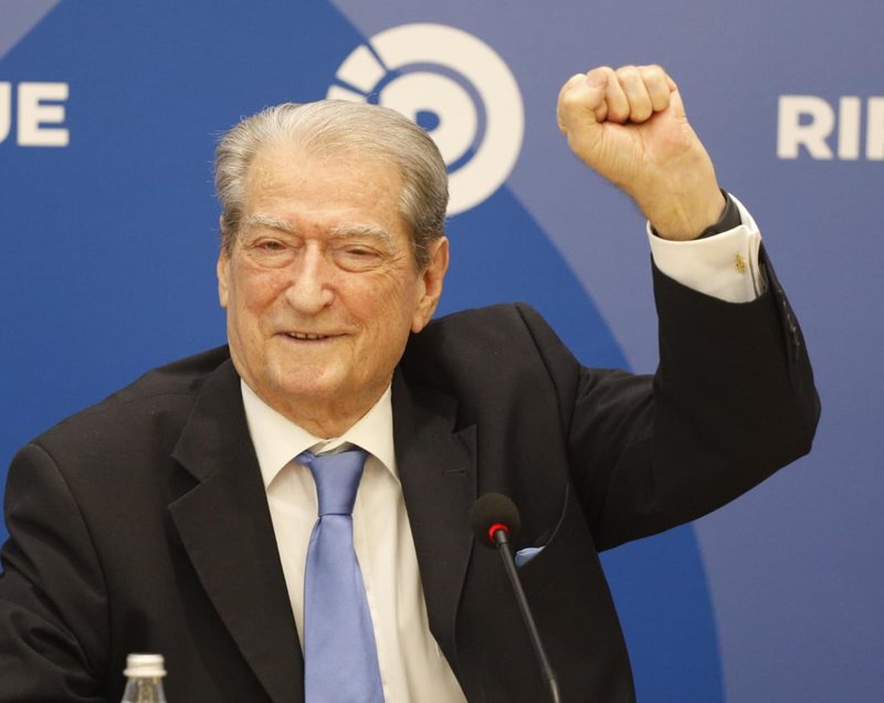 berisha-sulmon-protesten-e-flamingove-banda-e-mikrofonit-u-kap-nga-rama-dhe-balluku-njerezit-e-arlind-qorit-terrorizonin-tiranen-cdo-nate-me-grushtin-komunist
